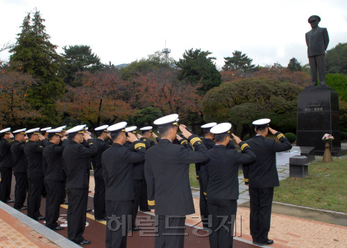 해군창설 66주년인 11월 11일을 하루 앞둔 10일 손원일함(잠수함) 장병들이 진해기지사령부 내 손원일 제독 동상을 참배하며 손 제독의 해군 창군 정신을 되세기고 있다.