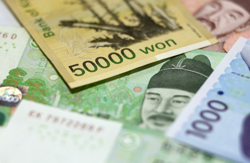 South Korean won notes are pictured in Seoul. (Bloomberg)
A major disruption is expected to hit the private lending market dominated by Japanese firms as Korea’s financial regulators threaten to suspend leading players for violating rules.