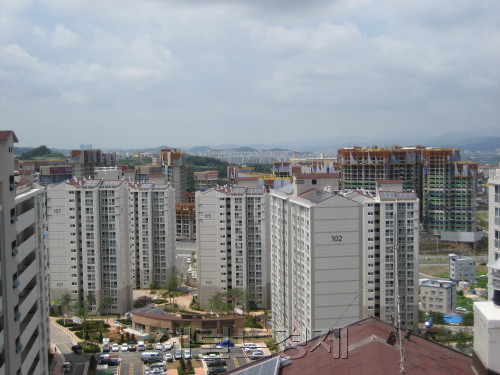 11일 부동산정보업체 닥터아파트가 11월 4일부터 11월 10일까지 서울, 경기, 인천 등 수도권 아파트 값을 조사한 결과 매매가변동률은 -0.01%, 전세가변동률은 -0.02%를 기록했다