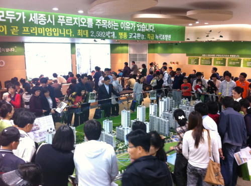 지난달부터 순차적으로 이뤄진 3개 건설사의 세종시 민간아파트 분양이 전 가구수 1순위 청약 마감의 흥행 돌풍을 일으키며 마감됐다. 사진은 세종시푸르지오의 모델하우스.