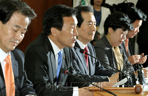 민주당 손학규 대표가 11일 오전 국회 당 대표실에서 열린 확대간부회의에서 이명박 대통령의 국회 밤문 예정을 거론하며 사전통보조차 없는 국회와 야당 대표를 무시한 의전상의 결례를 지적하고 있다.양동출dcyang@heraldm.com/111111/\r\n민주당 손학규 대표가 11일 오전 국회 당 대표실에서 열린 확대간부회의에서 이명박 대통령의 국회 밤문 예정을 거론하며 사전통보조차 없는 국회와 야당 대표를 무시한 의전상의 결례를 지적하고 있다.양동출dcyang@heraldm.com/111111/\r\n이명박 대통령의 국회 방문에 대해 손학규(왼쪽 두 번째) 민주당 대표가 11일 국회에서 “일방적으로 방문해 야당 대표를 만나겠다는 것은 국가원수의 기본적 의전도 아니고 야당, 국회에 대한 예의도 아니다”고 말하고 있다. 양동출 기자/dcyang@heraldm.com