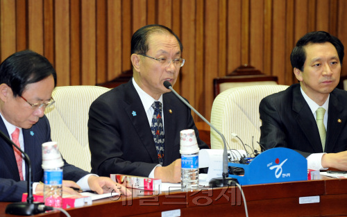 한나라당 황우여 원내대표가 11일 오전 국회에서 열린 주요당직자회의에서 모두발언을 하고 있다.양동출dcyang@heraldm.com/111111/\r\n한나라당 황우여 원내대표가 11일 오전 국회에서 열린 주요당직자회의에서 모두발언을 하고 있다.양동출dcyang@heraldm.com/111111/\r\n11일 국회에서 열린 한나라당 주요당직자회의에서, 황우여 원내대표가 한ㆍ미 FTA 비준동의안의 원만한 처리를 촉구하는 여야 의원들에 대한 테러성 비방을 자제해 달라고 당부하고 있다. 양동출 기자/dcyang@heraldm.com