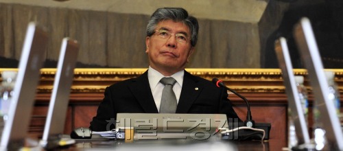 11일 서울 한국은행 본점에서 열린 금융통화위원회에서 김중수 한국은행 총재가 회의전 생각에 잠겨 있다.<br />김명섭 기자/msiron@heraldm.com 111111\r\n11일 서울 한국은행 본점에서 열린 금융통화위원회에서 김중수 한국은행 총재가 회의전 생각에 잠겨 있다.\r\n김명섭 기자/msiron@heraldm.com 111111\r\n김중수 한국은행 총재는 11일 한은 회의실에서 금융통화위원회를 열고 11월 기준금리를 종전과 같은 3.25%로 동결했다. \r\n 김명섭 기자/msiron@heraldm.com