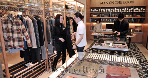 남성 패션 구매력증가. 신세계 백화점 남성관.<br />정희조 기자/checho@heraldm.com 111103
A customer tries on an outer garment at the Gangnam branch of Shinsegae Department Store in southern Seoul.  Chung Hee-cho/The Korea Herald