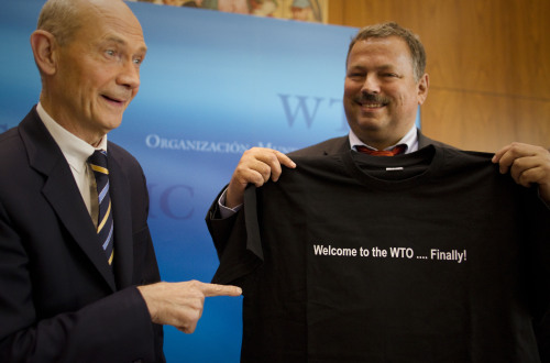 <YONHAP PHOTO-2593> Pascal Lamy, left, Director-General of the World Trade Organization (WTO) hands over a t-shirt with a logo saying ' Welcome to the WTO...finally!' to Maxim Medvedkov, the Chief WTO negotiator for the Russian Federation at the WTO headquarter in Geneva, Switzerland, Thursday, Nov 10, 2011. The World Trade Organization working group on Russia's accession adopted the final document on its terms of entry, clearing a major hurdle for the country to be admitted in December and join the global trade body next year. (AP Photo/Anja Niedringhaus)/2011-11-10 23:05:53/ <저작권자 ⓒ 1980-2011 ㈜연합뉴스. 무단 전재 재배포 금지.>
Pascal Lamy (left), Director-General of the WTO poses with Maxim Medvedkov, the Chief WTO negotiator for the Russian Federation in Geneva, Switzerland on Thursday. AP-Yonhap News