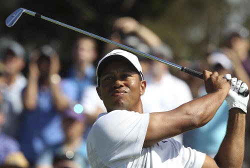 <YONHAP PHOTO-1044> U.S. golfer Tiger Woods tees off on the 18th hole during the second round of the Australian Open golf tournament in Sydney, Australia, Friday, Nov. 11, 2011. (AP Photo/Rob Griffith)/2011-11-11 09:23:28/ <저작권자 ⓒ 1980-2011 ㈜연합뉴스. 무단 전재 재배포 금지.>
Tiger Woods tees off on the 18th hole during the second round of the Australian Open golf tournament in Sydney on Friday. AP-Yonhap News
타이거 우즈 (Tiger Woods