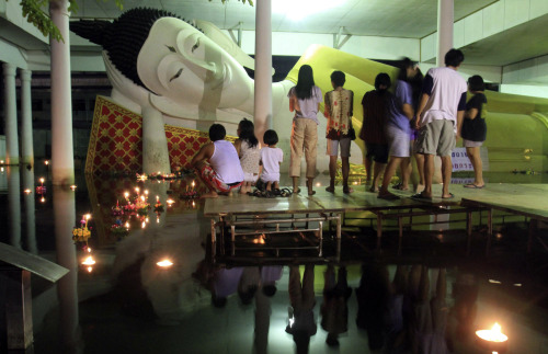<YONHAP PHOTO-0103> Buddhist Thais float their Krathongs, small lanterns made of banana leaves or papers, at the statue of Lord Buddha during the Loy Krathong water festival at a flooded temple in Nonthaburi, Thailand Thursday, Nov. 10, 2011. The festival comes on the heels of a cataclysmic waterborne disaster that's drowned one-third of the country in three months, killing 529 people and wiping out rice fields and factories and livelihoods along the way. The flooding is the worst in Thailand since World War II, and it's not over yet. Damage so far is likely to exceed $6 billion. Recovery will take months. (AP Photo)/2011-11-11 00:39:21/ <저작권자 ⓒ 1980-2011 ㈜연합뉴스. 무단 전재 재배포 금지.>
Buddhist Thais float their Krathongs, small lanterns made from banana leaves or paper, at the statue of Lord Buddha during the Loy Krathong water festival at a flooded temple in Nonthaburi, Thailand, Thursday.   AP-Yonhap News