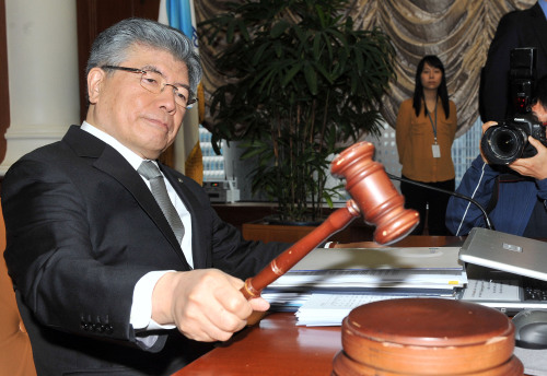 Bank of Korea Gov. Kim Choong-soo is seen here at the monetary policy meeting on Friday in Seoul. The BOK kept the benchmark rate steady for the fifth straight month. (Yonhap News)
김중수 금융인, 전 대학총장 출생 1947년 (서울특별시)소속 한국은행 (총재), 동아시아 태평양 중앙은행 총재회의 (의장)