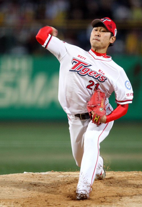 Kia Tiger's right-hander Yoon Suk-min (Yonhap News)
윤석민 야구선수
소속팀 기아 타이거즈(투수)
