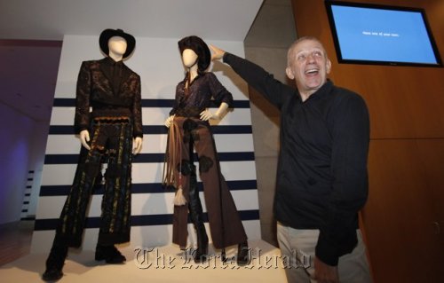 Jean Paul Gaultier points to a display of his work during the press preview of the exhibit “The Fashion World of Jean Paul Gaultier: From the Sidewalk to the Catwalk” in Dallas, Thursday. AP-Yonhap News