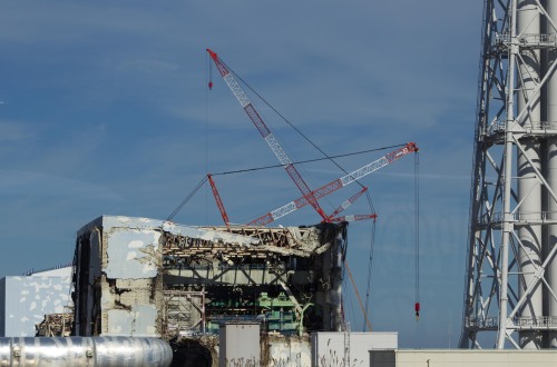 <YONHAP PHOTO-1468> The Unit 4 reactor building of the crippled Fukushima Dai-ichi nuclear power station is seen through a bus window in Okuma, Japan, Saturday, Nov. 12, 2011. Media allowed into Japan's tsunami-damaged nuclear power plant for the first time Saturday saw a striking scene of devastation: twisted and overturned vehicles, crumbling reactor buildings and piles of rubble virtually untouched since the wave struck more than eight months ago. (AP Photo/David Guttenfelder, Pool)/2011-11-12 21:56:53/ <저작권자 ⓒ 1980-2011 ㈜연합뉴스. 무단 전재 재배포 금지.>
Crippled Fukushima Dai-ichi nuclear power plant in Okuma, Japan on Saturday. AP-Yonhap News