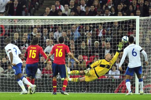 <YONHAP PHOTO-0073> Spain's goalkeeper Pepe Reina (2nd R) fails to reach the ball in the move that sees England's Frank Lampard (not pictured) scoring from the rebound during an International friendly football match between England and Spain at Wembley Stadium in London, England on November 12, 2011 . AFP PHOTO/GLYN KIRK NOT FOR MARKETING OR ADVERTISING USE/RESTRICTED TO EDITORIAL USE /2011-11-13 04:52:20/ <저작권자 ⓒ 1980-2011 ㈜연합뉴스. 무단 전재 재배포 금지.>
Spain goalkeeper Pepe Reina can’t save a header by England’s Frank Lampard.  AFP-Yonhap News