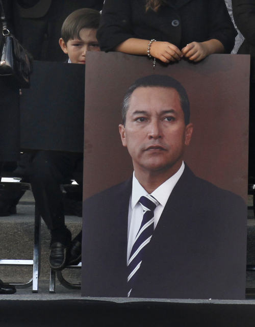 <YONHAP PHOTO-0356> Jose Francisco Blake, son of Mexico's Interior Minister Francisco Blake Mora, mourns behind a portrait of his father during his funeral service at the Campo de Marte military field in Mexico City, Saturday, Nov. 12, 2011. Blake Mora died Friday in a helicopter crash with seven others at a mountainous area southeast of Mexico City. (AP Photo/Marco Ugarte)/2011-11-13 09:01:05/ <저작권자 ⓒ 1980-2011 ㈜연합뉴스. 무단 전재 재배포 금지.>
Son of Mexico’s Interior Minister Francisco Blake Mora, mourns his father during funeral in Mexico City on Saturday. AP-Yonhap New