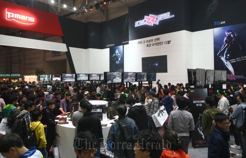 People try Neowiz’s new online game “DIZZEL” at its booth at G-Star 2011 in Busan on Sunday.
G-Star 2011 Secretariat