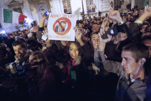 <YONHAP PHOTO-0214> People celebrate after Italian Premier Silvio Berlusconi left the Quirinale Presidential Palace at the end of a meeting with Italian President Giorgio Napolitano, in Rome, Saturday, November 12, 2011. Berlusconi resigned after Parliament's lower chamber passed European-demanded reforms, ending a 17-year political era and setting in motion a transition aimed at bringing Italy back from the brink of economic crisis. The poster reads in Italian ' So long, Silvio. We won't miss you!'. (AP Photo/Andrew Medichini)/2011-11-13 06:28:34/ <저작권자 ⓒ 1980-2011 ㈜연합뉴스. 무단 전재 재배포 금지.>
People celebrate after Italian Premier Silvio Berlusconi left the Quirinale Presidential Palace at the end of a meeting with Italian President Giorgio Napolitano in Rome on Saturday.  AP-Yonhap News