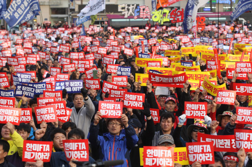 Anti-U.S. FTA protest (Yonhap News)