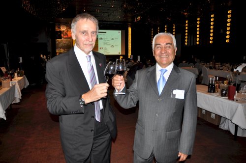 General manager of Wines of Argentina Mario Giordano (left) and
Argentine Ambassador Carlos Alberto Arganaraz toast to the future
of Argentine wines in the Korean market.(Yoav Cerralbo/The Korea Herald)