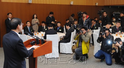 박원순 서울시장의 공약사항과 정책철학을 서울시 주요 정책에 담아낼 '희망서울 정책자문위원회'가 14일 오전 서울시청 대회의실에서 위촉식이 열렸다. 희망서울 정책자문위원회는 '시정운영 중·장기 계획'이 발표되는 내년 1월까지 약 2개월간 한시적으로 운영된다. 자문위원은 김수현 자문위원장을 비롯하여 총 54명으로 정책전문가 33명, 시민사회 대표 14명, 시정개발연구원 연구위원 7명으로 구성된다. 분과위원회는 총 7개로 ▲총괄 ▲경제·일자리 ▲도시·주택 ▲여성·복지 ▲안전·교통 ▲문화·환경 ▲행정·재정으로 운영된다. 박원순 서울시장이 인사말을 하고 있다.<br />이상섭기자 babtong@heraldm.com 2011.11.14\r\n박원순 서울시장의 공약사항과 정책철학을 서울시 주요 정책에 담아낼 '희망서울 정책자문위원회'가 14일 오전 서울시청 대회의실에서 위촉식이 열렸다. 희망서울 정책자문위원회는 '시정운영 중·장기 계획'이 발표되는 내년 1월까지 약 2개월간 한시적으로 운영된다. 자문위원은 김수현 자문위원장을 비롯하여 총 54명으로 정책전문가 33명, 시민사회 대표 14명, 시정개발연구원 연구위원 7명으로 구성된다. 분과위원회는 총 7개로 ▲총괄 ▲경제·일자리 ▲도시·주택 ▲여성·복지 ▲안전·교통 ▲문화·환경 ▲행정·재정으로 운영된다. 박원순 서울시장이 인사말을 하고 있다.\r\n이상섭기자 babtong@heraldm.com 2011.11.14\r\n박원순 서울시장의 공약사항과 정책철학을 서울시 주요 정책에 담아낼 '희망서울 정책자문위원회'가 14일 오전 서울시청 대회의실에서 위촉식이 열렸다. 희망서울 정책자문위원회는 '시정운영 중·장기 계획'이 발표되는 내년 1월까지 약 2개월간 한시적으로 운영된다. 자문위원은 김수현 자문위원장을 비롯하여 총 54명으로 정책전문가 33명, 시민사회 대표 14명, 시정개발연구원 연구위원 7명으로 구성된다. 분과위원회는 총 7개로 ▲총괄 ▲경제·일자리 ▲도시·주택 ▲여성·복지 ▲안전·교통 ▲문화·환경 ▲행정·재정으로 운영된다. 박원순 서울시장이 인사말을 하고 있다.\n이상섭기자 babtong@heraldm.com 2011.11.14\r\n박원순 서울시장이 14일 오전 서울시청 대회의실에서 열린 서울시 주요 정책에 담아낼 ‘희망서울 정책자문위원회’의 위촉식에서 인사말을 하고 있다. 희망서울정책자문위원회는 ‘시정 운영 중ㆍ장기 계획’이 발표되는 내년 1월까지 한시적으로 운영된다.  이상섭 기자/babtong@heraldm.com