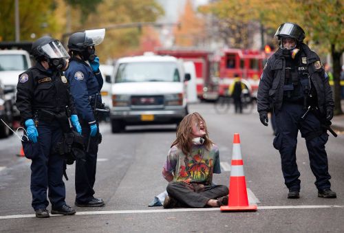 <YONHAP PHOTO-0481> PORTLAND - NOVEMBER 13: A young protester shouts after he was placed in handcuffs and arrested near the Occupy Portland encampment November 13, 2011 in Portland, Oregon. Portland police have reclaimed the two parks in which occupiers have been camping after a night of brinksmanship with protesting crowds of several thousands. Natalie Behring/Getty Images/AFP== FOR NEWSPAPERS, INTERNET, TELCOS & TELEVISION USE ONLY == /2011-11-14 08:19:23/ <저작권자 ⓒ 1980-2011 ㈜연합뉴스. 무단 전재 재배포 금지.>
A protester shouts in handcuffs in Portland, Oregon on Sunday. AFP-Yonhap News