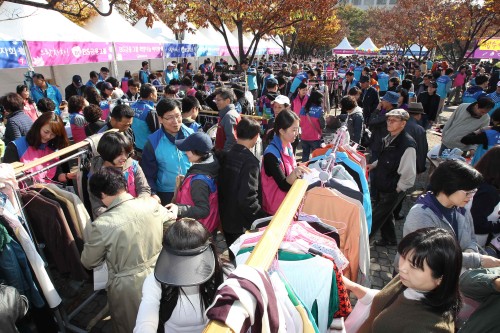 <YONHAP PHOTO-1041> 희망나눔 바자회 (부산=연합뉴스) BS금융그룹이 마련한 'BS금융그룹 희망나눔 바자회'가 12일 부산시청 녹음광장에서 열렸다. 행사장에는 저렴한 가격의 기증품을 구입하려는 시민들로 북새통을 이루고 있다. 이번 바자회에서 재활용품과 기증품을 판매한 수익금 전액은 어려운 이웃에 지원된다. 2011.11.13. ccho@yna.co.kr/2011-11-13 17:34:50/ <저작권자 ⓒ 1980-2011 ㈜연합뉴스. 무단 전재 재배포 금지.>\r\n<YONHAP PHOTO-1041> 희망나눔 바자회 (부산=연합뉴스) BS금융그룹이 마련한 'BS금융그룹 희망나눔 바자회'가 12일 부산시청 녹음광장에서 열렸다. 행사장에는 저렴한 가격의 기증품을 구입하려는 시민들로 북새통을 이루고 있다. 이번 바자회에서 재활용품과 기증품을 판매한 수익금 전액은 어려운 이웃에 지원된다. 2011.11.13. ccho@yna.co.kr/2011-11-13 17:34:50/ <저작권자 ⓒ 1980-2011 ㈜연합뉴스. 무단 전재 재배포 금지.>\r\n<YONHAP PHOTO-1041> 희망나눔 바자회 (부산=연합뉴스) BS금융그룹이 마련한 'BS금융그룹 희망나눔 바자회'가 12일 부산시청 녹음광장에서 열렸다. 행사장에는 저렴한 가격의 기증품을 구입하려는 시민들로 북새통을 이루고 있다. 이번 바자회에서 재활용품과 기증품을 판매한 수익금 전액은 어려운 이웃에 지원된다. 2011.11.13. ccho@yna.co.kr/2011-11-13 17:34:50/ <저작권자 ⓒ 1980-2011 ㈜연합뉴스. 무단 전재 재배포 금지.>\r\n<YONHAP PHOTO-1041> 희망나눔 바자회 (부산=연합뉴스) BS금융그룹이 마련한 'BS금융그룹 희망나눔 바자회'가 12일 부산시청 녹음광장에서 열렸다. 행사장에는 저렴한 가격의 기증품을 구입하려는 시민들로 북새통을 이루고 있다. 이번 바자회에서 재활용품과 기증품을 판매한 수익금 전액은 어려운 이웃에 지원된다. 2011.11.13. ccho@yna.co.kr/2011-11-13 17:34:50/ <저작권자 ⓒ 1980-2011 ㈜연합뉴스. 무단 전재 재배포 금지.>