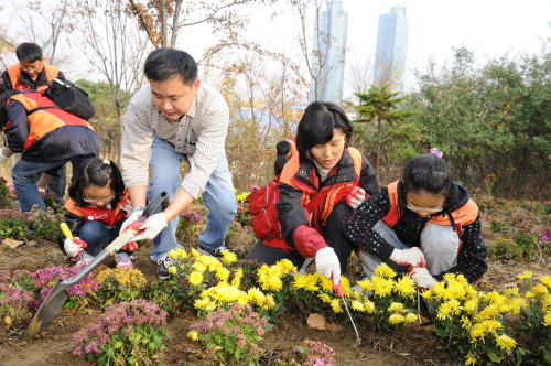 SK건설이 지난 12일 서울 성동구 서울숲에 국화꽃 1000그루를 심는 봉사활동을 했다고 밝혔다. 이는 2005년 창덕궁 고궁 청소를 시작으로 이어진 가족 봉사활동으로, SK건설 임직원과 가족 200여명이 참여해 3시간가량 땅을 일구고 꽃을 심었다. 이광석 SK건설 사회공헌사무국장은 “임직원과 가족이 매번 적극적으로 참여해 최초 연 1회 운영되던 행사를 올해 4회까지 늘려 기획했다”고 말했다.