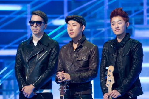버스커 버스커 (Busker Busker) 화제인물 멤버 장범준(보컬, 기타), 브래들리(드럼), 김형태(베이스)