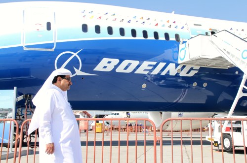 <YONHAP PHOTO-0033> (111113) -- DUBAI, Nov. 13, 2011 (Xinhua) -- People visit the opening day of the 12th Dubai Airshow in Dubai, the United Arab Emirates (UAE), on Nov. 13, 2011. (Xinhua/Li Zhihui) (xhn)/2011-11-14 00:43:15/ <저작권자 ⓒ 1980-2011 ㈜연합뉴스. 무단 전재 재배포 금지.>
A man visits the opening day of the 12th Dubai Airshow in Dubai, the United Arab Emirates, Sunday.   Xinhua-Yonahp News