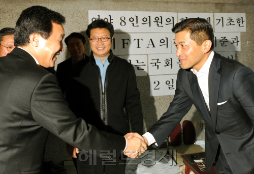 한미 FTA 비준안에 대한 여야 합의 처리 등을 촉구하며 이틀째 단식농성중인 한나라당 정태근(가운데) 의원이 14일 오전 의원회관에서 농성장을 방문한 민주당 손학규(왼쪽) 대표와나라당 홍정욱 의원이 악수를 하는 모습을 지켜보고 있다..양동출dcyang@heraldm.com/111114/\r\n한미 FTA 비준안에 대한 여야 합의 처리 등을 촉구하며 이틀째 단식농성중인 한나라당 정태근(가운데) 의원이 14일 오전 의원회관에서 농성장을 방문한 민주당 손학규(왼쪽) 대표와나라당 홍정욱 의원이 악수를 하는 모습을 지켜보고 있다..양동출dcyang@heraldm.com/111114/\r\n한ㆍ미 FTA 국회 비준동의안 여야 합의 처리를 촉구하며 이틀째 단식농성 중인 한나라당 정태근(가운데) 의원의 농성장을 찾은 손학규(왼쪽) 민주당 대표와 홍정욱 한나라당 의원이 인사를 하고 있다. 홍 의원은 지난주 한나라당ㆍ민주당 의원 8명과 함께 민주당은 절충안을 수용하고, 한나라당의 일방적인 처리에 반대한다는 성명을 발표했다.  양동출 기자 dcyang@heraldm.com