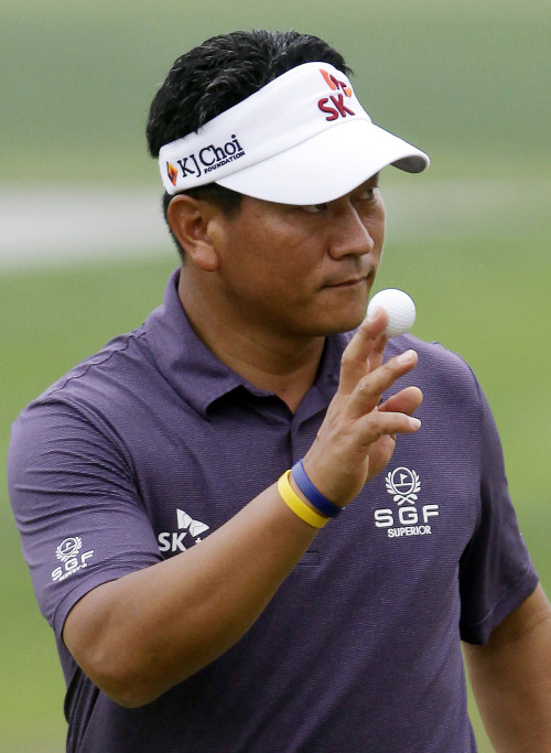 <YONHAP PHOTO-1887> K. J. Choi of South Korea greets spectators after making a birdie putt on the 18th green during the first round of the HSBC Champions golf tournament Shanghai, China Thursday, Nov. 3, 2011. Choi finished the first round with four under. (AP Photo/Eugene Hoshiko)/2011-11-03 18:39:59/ <저작권자 ⓒ 1980-2011 ㈜연합뉴스. 무단 전재 재배포 금지.>
Choi Kyung-ju
최경주 골퍼