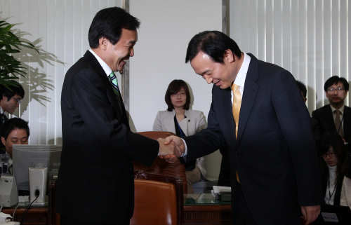 <YONHAP PHOTO-0939> 손학규, 임태희 예방 받아 (서울=연합뉴스) 전수영 기자 = 민주당 손학규 대표가 14일 오전 국회를 예방한 임태희 대통령실장과 악수하고 있다. 2011.11.14 swimer@yna.co.kr/2011-11-14 11:28:47/ <저작권자 ⓒ 1980-2011 ㈜연합뉴스. 무단 전재 재배포 금지.>
Rep. Sohn Hak-kyu (left), chairman of the main opposition Democratic Party, receives President Lee Myung-bak’s chief of staff Yim Tae-hee at the National Assembly on Monday.
Yonhap News