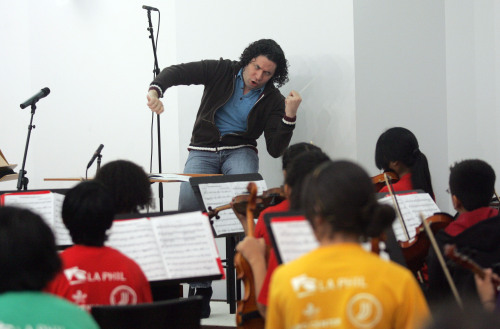<YONHAP PHOTO-0452> In this Oct. 29, 2011 photo, conductor Gustavo Dudamel rehearses the Youth Orchestra of Los Angeles at YOLA EXPO Center Chamber Orchestra in Choral Hall at Walt Disney Concert Hall in Los Angeles. The YOLA EXPO Center Chamber Orchestra is the third and newest ensemble of YOLA at EXPO. (AP Photo/Ringo H.W. Chiu)/2011-11-14 07:59:44/ <저작권자 ⓒ 1980-2011 ㈜연합뉴스. 무단 전재 재배포 금지.>
Conductor Gustavo Dudamel and the Youth Orchestra of Los Angeles rehearse at YOLA EXPO Center Chamber Orchestra in Choral Hall at the Walt Disney Concert Hall in Los Angeles on Oct. 29.  AP-Yonhap News