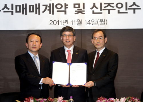 Hynix CEO Kwon Oh-chul (left), SK Telecom CEO Ha Sung-min (center) and Kim Hyo-sang, head of special credit management division at Korea Exchange Bank, pose after signing a stake sales contract in Seoul on Monday. (SK Telecom)
좌- 권오철 기업인 출생 1958년 7월 18일 소속 하이닉스반도체 (대표이사)
중앙- 김효상 금융인
우- 하성민 기업인 출생1957년 (부산광역시)소속SK 텔레콤 (대표이사), 서울 SK 나이츠 (구단주