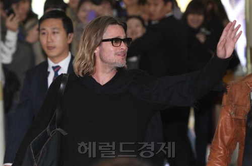 14일 밤 브래드피트가  17일 개봉을 앞둔 영화 `머니 볼`(감독 베넷 밀러)의 홍보차 전용기를 이용하여 김포국제공항을 통해 입국을하고 있다. <br />이상섭 기자. babtong@heraldm.com 2011.11.14\r\n14일 밤 브래드피트가  17일 개봉을 앞둔 영화 `머니 볼`(감독 베넷 밀러)의 홍보차 전용기를 이용하여 김포국제공항을 통해 입국을하고 있다. \r\n이상섭 기자. babtong@heraldm.com 2011.11.14