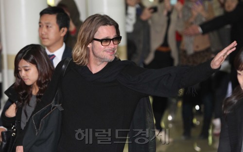 14일 밤 브래드피트가  17일 개봉을 앞둔 영화 `머니 볼`(감독 베넷 밀러)의 홍보차 전용기를 이용하여 김포국제공항을 통해 입국을하고 있다. <br />이상섭 기자. babtong@heraldm.com 2011.11.14\r\n14일 밤 브래드피트가  17일 개봉을 앞둔 영화 `머니 볼`(감독 베넷 밀러)의 홍보차 전용기를 이용하여 김포국제공항을 통해 입국을하고 있다. \r\n이상섭 기자. babtong@heraldm.com 2011.11.14
