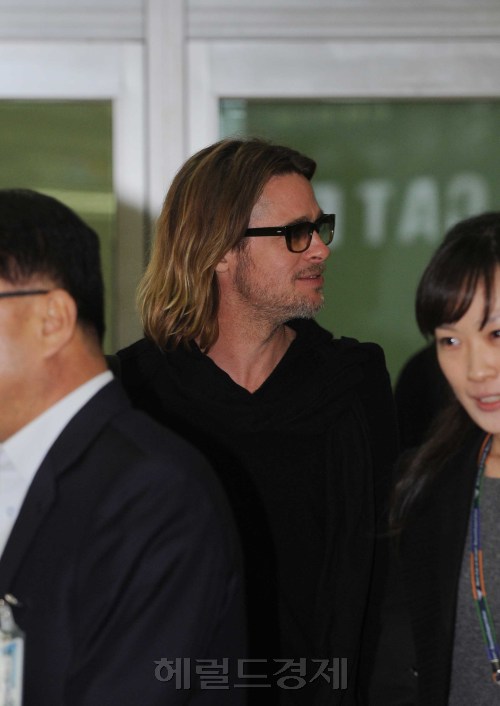 14일 밤 브래드피트가  17일 개봉을 앞둔 영화 `머니 볼`(감독 베넷 밀러)의 홍보차 전용기를 이용하여 김포국제공항을 통해 입국을하고 있다. <br />이상섭 기자. babtong@heraldm.com 2011.11.14\r\n14일 밤 브래드피트가  17일 개봉을 앞둔 영화 `머니 볼`(감독 베넷 밀러)의 홍보차 전용기를 이용하여 김포국제공항을 통해 입국을하고 있다. \r\n이상섭 기자. babtong@heraldm.com 2011.11.14