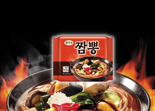 농심에서 출시한 쌀국수 짬뽕이 한 달 만에 200만개 이상 팔려나가며 소비자들에게 좋은 반응을 얻고 있다. 쌀국수 짬뽕 200만개에 들어간 쌀은 180t으로, 작년 1인당 쌀 소비량(74㎏) 기준으로 무려 2432명이 1년간 먹을 양이다.\r\n농심이 지난달 출시한 ‘쌀국수 짬뽕’은 쌀국수에 짬뽕국물 액상 수프와 해물 건더기가 접목된 새로운 형태의 라면으로 짬뽕의 얼큰한 맛과 쌀국수 저칼로리의 장점을 살리며 인기를 얻고 있다. 쌀국수를 면발로 만든 데다 액상 수프가 들어가 있어서 권장소비자가격이 2000원으로 비싼 편이지만 쌀국수 짬뽕에 대한 반응은 상당해 업계의 이목이 집중되고 있다.\r\n이 쌀국수 짬뽕은 로버트 할리(한국명 하일)와 아들을 모델로 한 쌀국수 홍보 UCC(손수제작물)를 제작하며 마케팅 효과를 보고 있다.