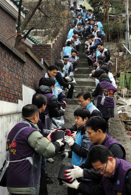 휴일인 19일 오후 서울시 직원 자원봉사 동호회 '나눔과 봉사단'과 시민자원봉사자자 250여명이 성북구 정릉3동 고지대를 방문해 생활이 어려운 가구 11가구에 연탄 4,000여장을 배달하는 봉사활동을 펼치고 있다. 박해묵 기자/mook@heraldm.com\r\n휴일인 19일 오후 서울시 직원 자원봉사 동호회 '나눔과 봉사단'과 시민자원봉사자자 250여명이 성북구 정릉3동 고지대를 방문해 생활이 어려운 가구 11가구에 연탄 4,000여장을 배달하는 봉사활동을 펼치고 있다. 박해묵 기자/mook@heraldm.com
