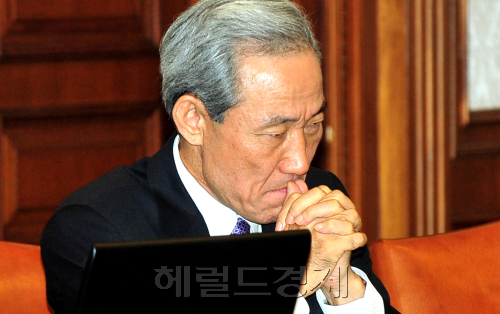 김종훈 통상교섭본부장이 15일 세종로 정부종합청사에서 열린 국무회의에 참석 생각에 잠겨있다. 박현구 기자phko@heraldm.com 2011.11.15\r\n김종훈 통상교섭본부장이 15일 세종로 정부종합청사에서 열린 국무회의에 참석 생각에 잠겨있다. 박현구 기자phko@heraldm.com 2011.11.15\r\n15일 세종로 정부종합청사에서 열린 국무회의에 참석한 김종훈 통상교섭본부장이 심각한 표정으로 깊은 생각에 잠겨 있다.  \n 박현구 기자/phko@heraldm.com