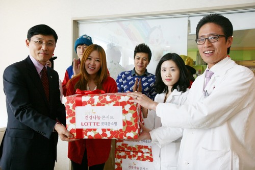 롯데홈쇼핑은 14일 서울 강남성모병원에서 오랜 투병 생활 중인 환아들을 위한 건강나눔 콘서트를 개최했다. 콘서트는 23일까지 춘천과 대전, 화순, 대구 등에서 열리며 이은결과 가수 바비킴, 김조한 등이 함께한다.