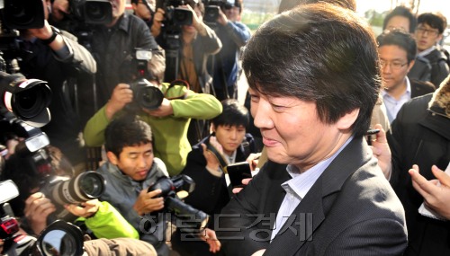 안철수 서울대 교수가 1500억원 상당의 주식을 기부하기로 했다는 소식이 알려진 가운데 15일 오전 안교수가 경기도 수원시 영통구 서울대 융합과학기술대학원로 출근하며 기자들 질문을 받고 있다.<br />김명섭 기자 msiron@\r\n1700억원, ‘통 큰’ 기부를 하기로 한 안철수 서울대 융합과학기술대학원장(안철수연구소 최대주주)이 15일 경기도 수원 서울대 출근 길에서 기자들을 만나 쏟아지는 질문에 답하고 있다.  \r\n김명섭 기자/msiron@