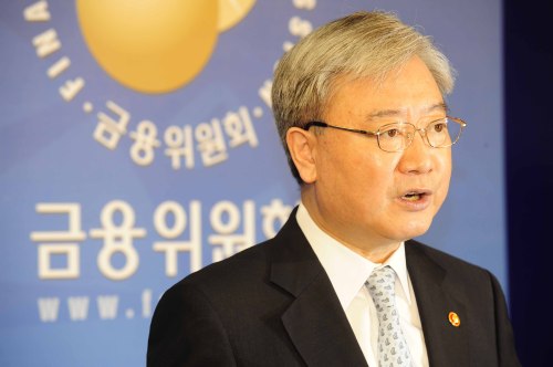 김석동 금융위원장이 18일 오후 서울 여의도 금융위원회 기자실에서 토마토와 제일, 제일2, 프라임, 에이스, 대영, 파랑새 저축은행을 부실금융기관으로 결정, 6개월간 영업정지 조치를 내리는 내용의 영업정지 대상 저축은행을 발표하고 있다.  박해묵 기자/mook@heraldm.com\r\n김석동 금융위원장이 전국의 중소기업을 찾아 금융 애로사항을 듣고 해결책을 모색하는 버스투어에 나선다. 그는 이 작업을 중소기업의 MRI(자기공명영상)을 찍는 것이라고 표현한다. 그가 임하는 자세를 보여 주는 말이다.  [헤럴드경제 사진DB]