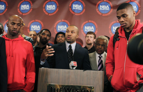 <YONHAP PHOTO-0279> Surrounded by NBA players, including New York Knicks' Chauncy Billups, left, and Oklahoma City Thunder's Russell Westbrook, right, NBA Players Association president Derek Fisher speaks during a news conference after a meeting of the players' union in New York, Monday, Nov. 14, 2011. The NBA players rejected the league's latest offer and have begun the process to disband the union. (AP Photo/Seth Wenig)/2011-11-15 07:02:01/ <저작권자 ⓒ 1980-2011 ㈜연합뉴스. 무단 전재 재배포 금지.>
NBA Players Association president Derek Fisher speaks during a news conference in New York on Monday.  AP-Yonhap News