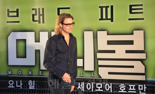 15일 오전 서울 삼성동 코엑스 메가박스에서 어제 저녁 전용기편으로 김포국제공항을 통해 입국한  할리우드 톱 스타 배우 브래드 피트가 영화 '머니볼' 기자회견을 하기전 포토타임을 갖고있다.<br />이상섭 기자. babtong@heraldm.com 2011.11.15\r\n15일 오전 서울 삼성동 코엑스 메가박스에서 어제 저녁 전용기편으로 김포국제공항을 통해 입국한  할리우드 톱 스타 배우 브래드 피트가 영화 '머니볼' 기자회견을 하기전 포토타임을 갖고있다.\n이상섭 기자. babtong@heraldm.com 2011.11.15