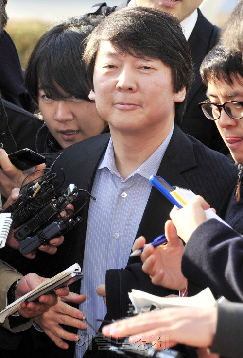안철수 서울대 교수가 1500억원 상당의 주식을 기부하기로 했다는 소식이 알려진 가운데 15일 오전 안교수가 경기도 수원시 영통구 서울대 융합과학기술대학원로 출근하며 기자들 질문을 받고 있다.<br />김명섭 기자 msiron@
Seoul National University professor Ahn Cheol-soo answers questions from reporters in Suwon, Gyeonggi Province, on Tuesday.    Kim Myung-sub/The Korea Herald