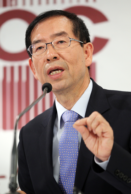 <YONHAP PHOTO-1144> 질문에 답하는 박원순 시장 (서울=연합뉴스) 신준희 기자 = 박원순 서울시장이 9일 오후 서울 중구 프레스센테에서 열린 외신기자클럽 초청 간담회에서 기자의 질문에 답하고 있다. 2011.11.9 hama@yna.co.kr/2011-11-09 13:54:13/ <저작권자 ⓒ 1980-2011 ㈜연합뉴스. 무단 전재 재배포 금지.>
The election of Park Won-soon as Seoul mayor may lead to eroding critical tension that should be kept in the relationship between the civic movement and political circles, observers note.