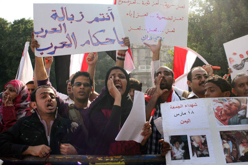 <YONHAP PHOTO-0158> Syrian protestors demonstrate against Syria's President in front of the Arab League headquarters during the Arab League emergency session on Syria at the Arab League headquarters in Cairo, Egypt, November12, 2011. The Arab League has voted to suspend Syria from all meetings until it implements plan to end bloodshed in the civil protests. UPI/ Ahmed Ahmed/2011-11-13 05:06:30/ <저작권자 ⓒ 1980-2011 ㈜연합뉴스. 무단 전재 재배포 금지.>
Syrian protestors demonstrate against Syria’s President Bashar Assad in Cairo, Egypt on Saturday. UPI-Yonhap News