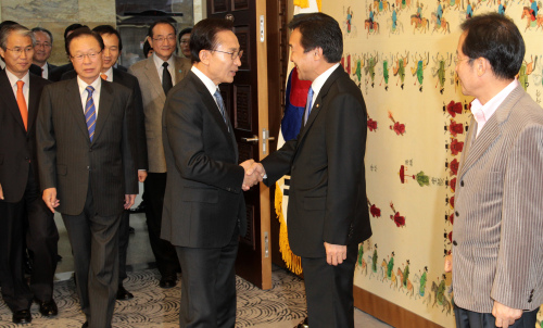 <YONHAP PHOTO-1058> 국회 간 李대통령, 손학규 민주당 대표와 악수 (서울=연합뉴스) 김병만 기자 = 이명박 대통령이 15일 오후 국회를 방문, 손학규 민주당 대표와 인사하고 있다. 2011.11.15 kimb01@yna.co.kr/2011-11-15 15:27:18/ <저작권자 ⓒ 1980-2011 ㈜연합뉴스. 무단 전재 재배포 금지.>
President Lee Myung-bak is greeted by Rep. Sohn Hak-kyu, chairman of the main opposition Democratic Party, as he arrives at the National Assembly on Tuesday for a meeting with party leaders.  Yonhap News
