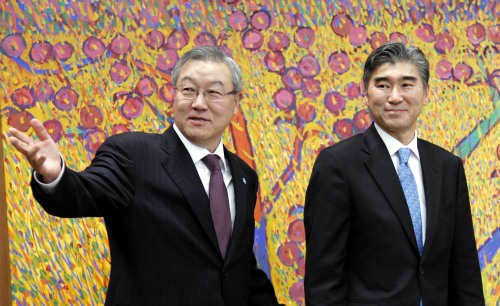 <YONHAP PHOTO-1220> 김성환 외교통상부 장관, 성김 주한 미대사 접견 (서울=연합뉴스) 이정훈 기자 = 김성환 외교통상부 장관이 15일 오후 서울 종로구 사직로 외교통상부를 방문한 성김(오른쪽) 주한 미국대사와 면담하기에 앞서 인사를 나누고 있다. 2011.11.15 uwg806@yna.co.kr/2011-11-15 16:21:47/ <저작권자 ⓒ 1980-2011 ㈜연합뉴스. 무단 전재 재배포 금지.>
Foreign Affairs and Trade Minister Kim Sung-hwan (left) greets U.S. Ambassador to Korea Sung Kim, who visited the minister in Seoul on Tuesday afternoon.  Yonhap News