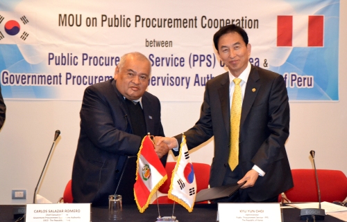 Choi Kyu-youn (right), chief of Public Procurement Service, poses with his counterpart at the Procurement Supervisory Authority of Peru in Seoul after signing a memorandum of understanding to share infrastructure in handling public procurement contracts in May. (PPS)
우- 최규연 행정공무원 출생1956년 1월 2일 (강원도 원주)소속조달청 (청장)