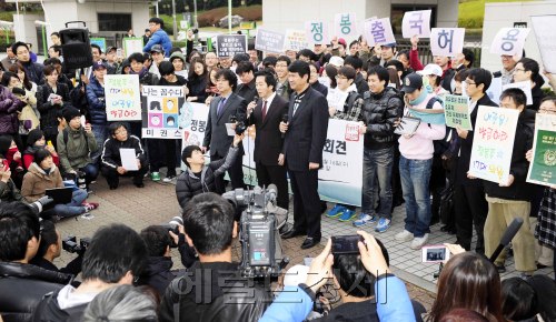 나꼼수 멤버 중 한명인 정봉주 전 민주당 의원이 팬카페 '정봉주와 미래권력들'과 16일 오전 서울 서초동 대법원 앞에서 출국허가 촉구 기자회견을 가지고 있다.  정봉주 전 의원측은 미국 하버드대와 UCLA 등에 특강 초청을 받았으나 여권 발급이 거부당해 특강 행사 자체가 무산될 지도 모른다고 밝혔다. 박해묵 기자/mook@heraldm.com\r\n나꼼수 멤버 중 한명인 정봉주 전 민주당 의원이 팬카페 '정봉주와 미래권력들'과 16일 오전 서울 서초동 대법원 앞에서 출국허가 촉구 기자회견을 가지고 있다.  정봉주 전 의원측은 미국 하버드대와 UCLA 등에 특강 초청을 받았으나 여권 발급이 거부당해 특강 행사 자체가 무산될 지도 모른다고 밝혔다. 박해묵 기자/mook@heraldm.com\r\n인터넷 라디오 ‘나는 꼼수다(이하 나꼼수)’ 팬카페 회원 등이 16일 서울 서초동 대법원 앞에 모여 ‘나꼼수’ 고정 출연진 중 한 명인 정봉주 민주당 전 의원의 출국 허가를 촉구하는 게릴라 집회를 열고 있다.  박해묵 기자/mook@heraldm.com